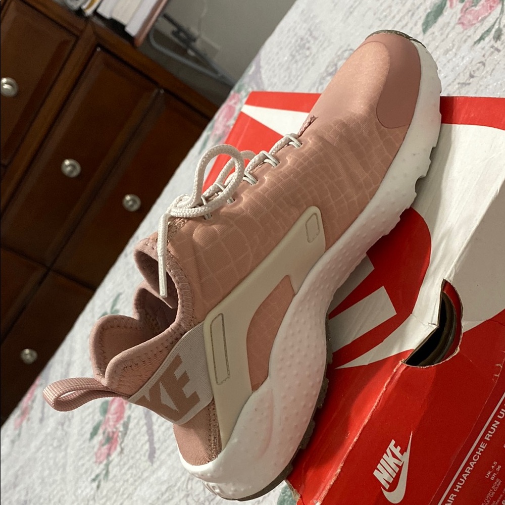 Nike Women's Pink Sneakers - Picture 4 of 7